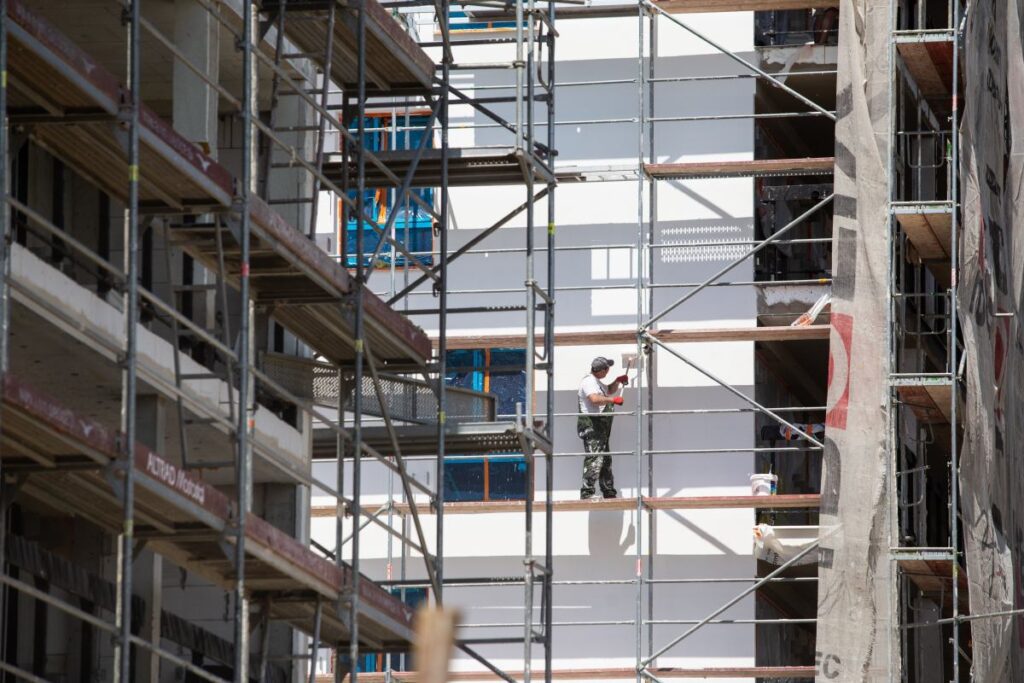 i nsaat calisanlarinin maasini odemeyenlere marangozun i ntikami 40245