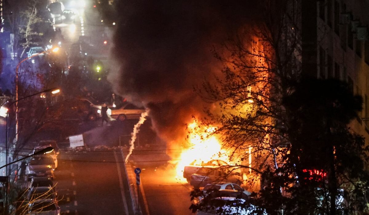 I ran abd saldirisi endisesiyle rus helikopterleri alirken abd de bolgeye donanma gonderdi 39935