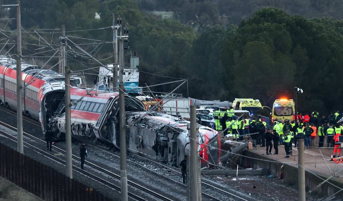 I spanya da tren faciasi kurtarma ekibi cesetleri tasimak canli kisilere ulasmak i cin gerekti dedi 34926