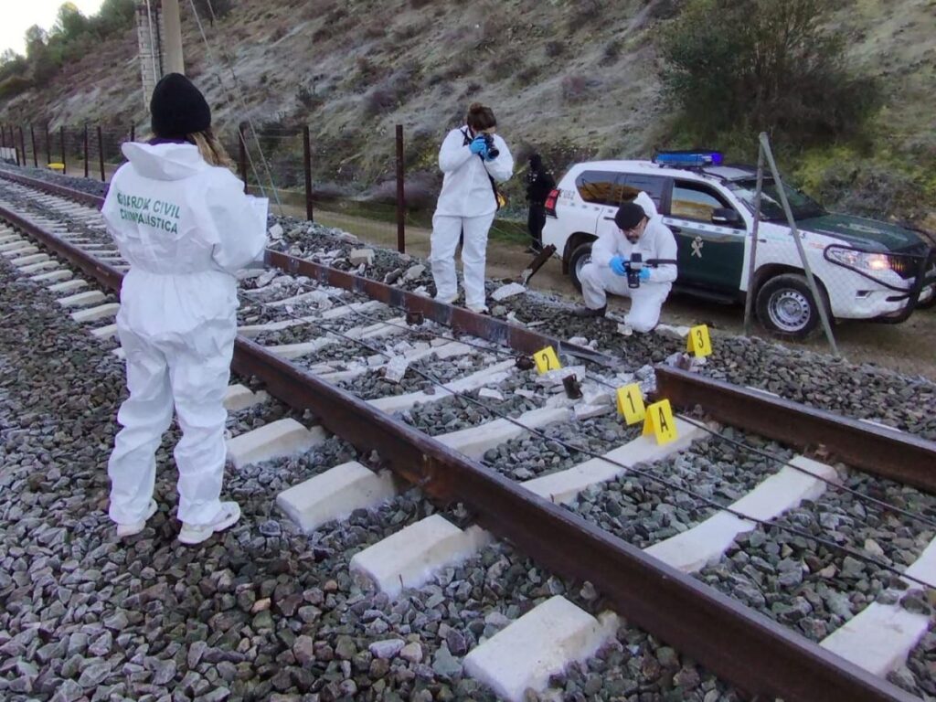 i spanya da tren kazasi en az 39 kisi hayatini kaybetti 34784