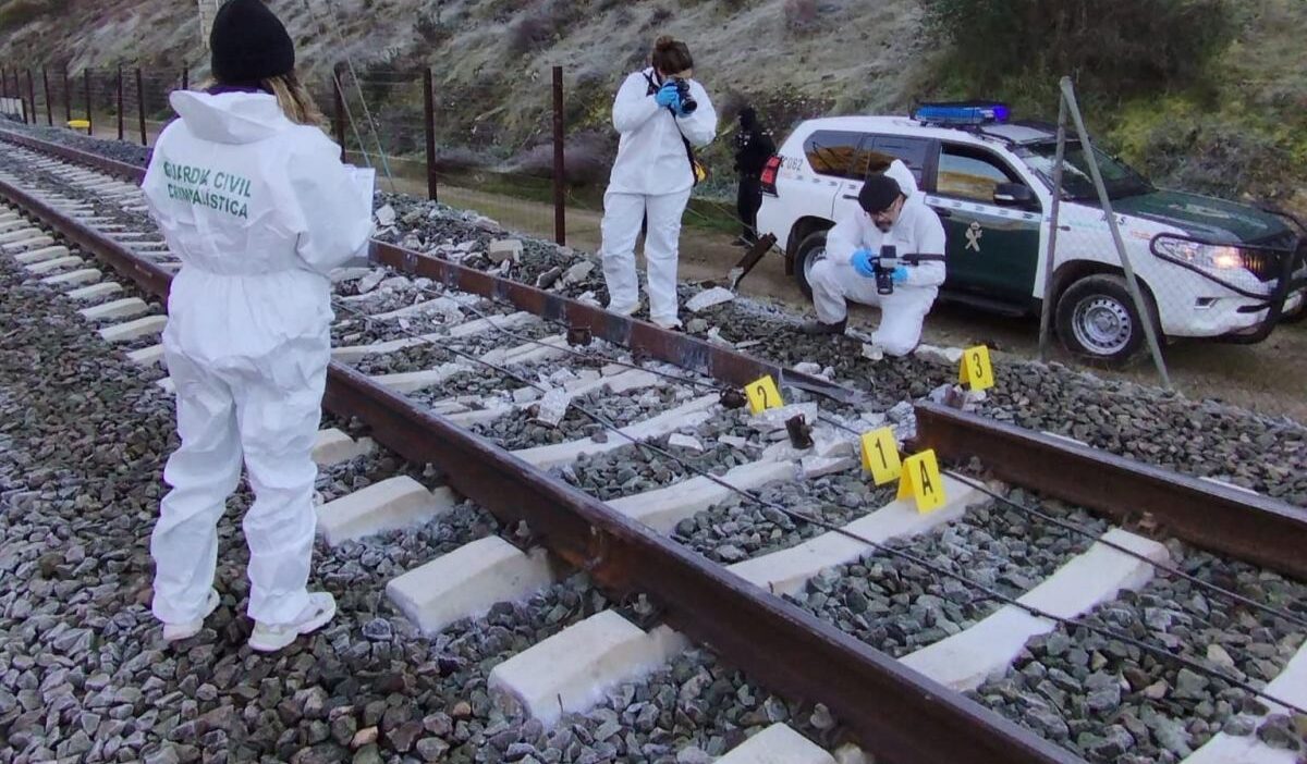 I spanya da tren kazasi en az 39 kisi hayatini kaybetti 34784