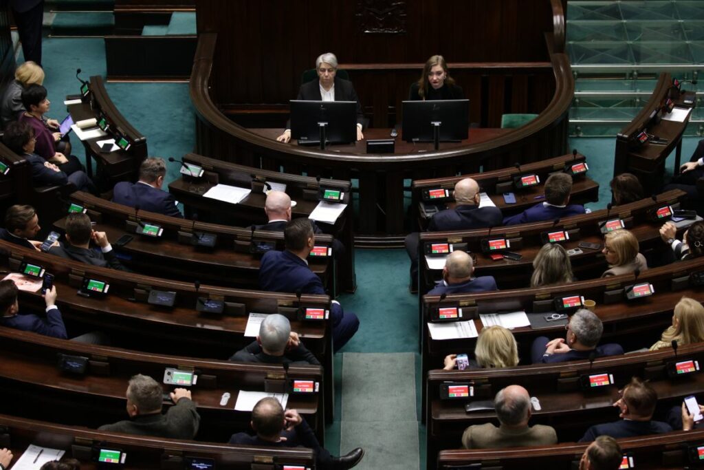 ibris anketinde nowa lewica konfederacja korony polskasini geride birakti 37039