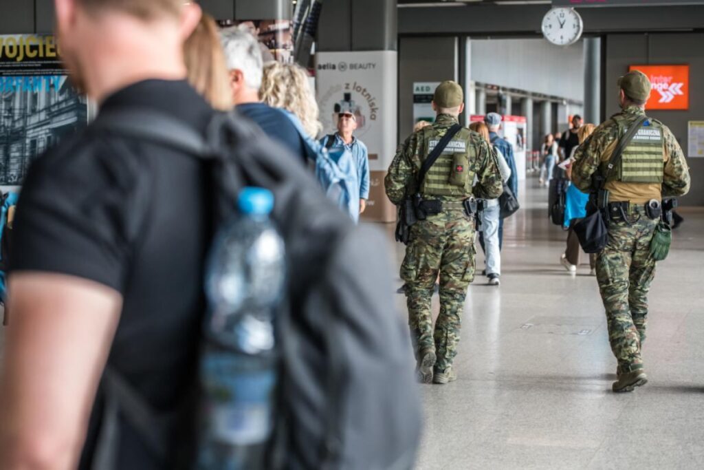 katowice pyrzowice havalinde i ki ayri olay i ngiliz vatandasina para cezasi enerji hirsizligindan aranan polak tutuklandi 38333