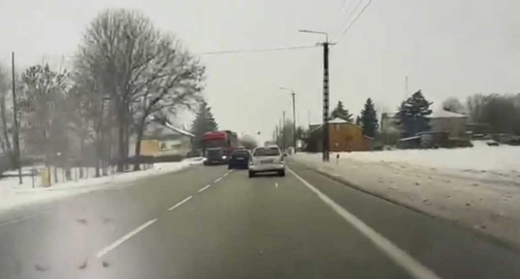 Kontrol noktasi kacisa donustu audi surucusu hiz limitini asinca polisi gorunce kacti 35785