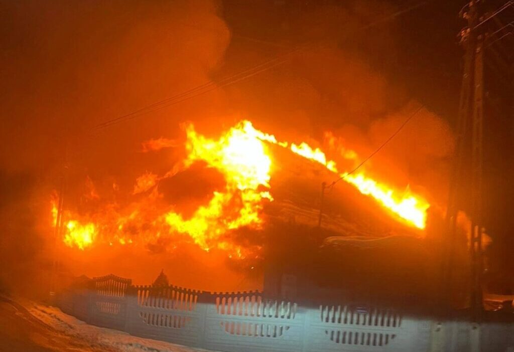 Krubi de ev yangini 1 kisi hastaneye komsular kurtarildi 40154