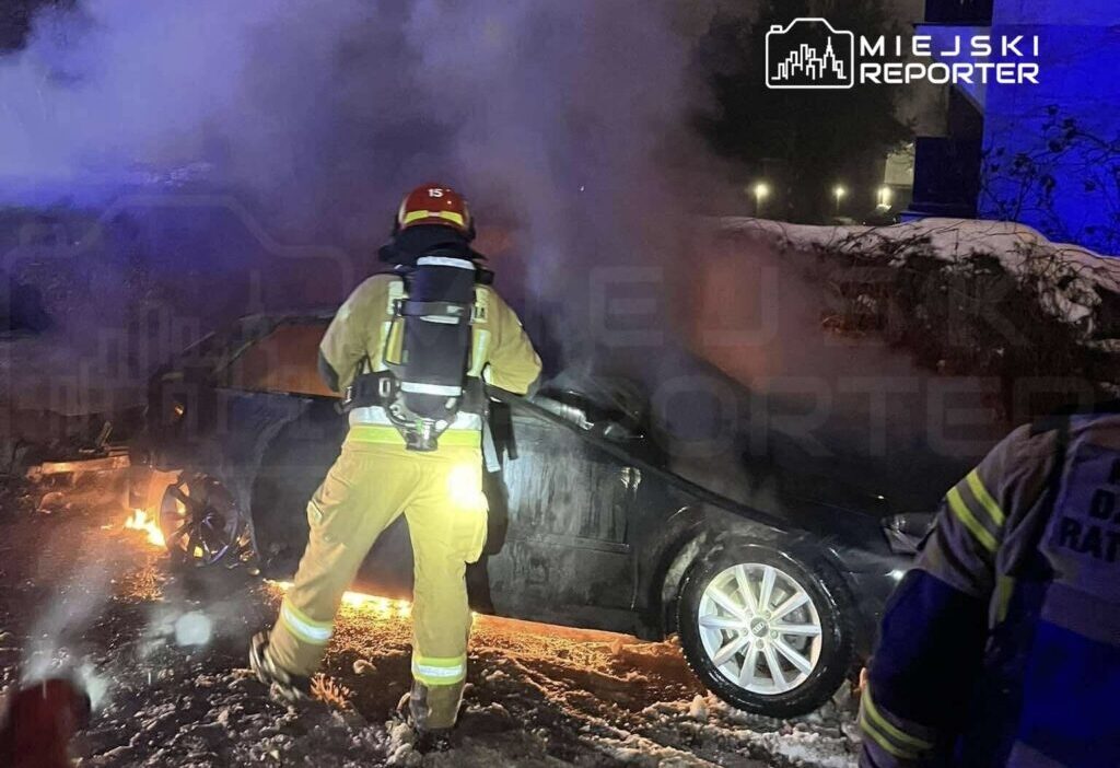 Marka'da i̇ki park edilmiş araç yangını 1 Marka da i ki park edilmis arac yangini 34042