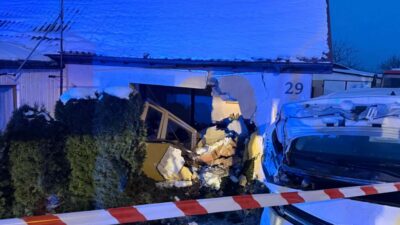 Maszewska caddesi nde kaza aracin kontrolunu kaybeden surucu binaya carpti 38171