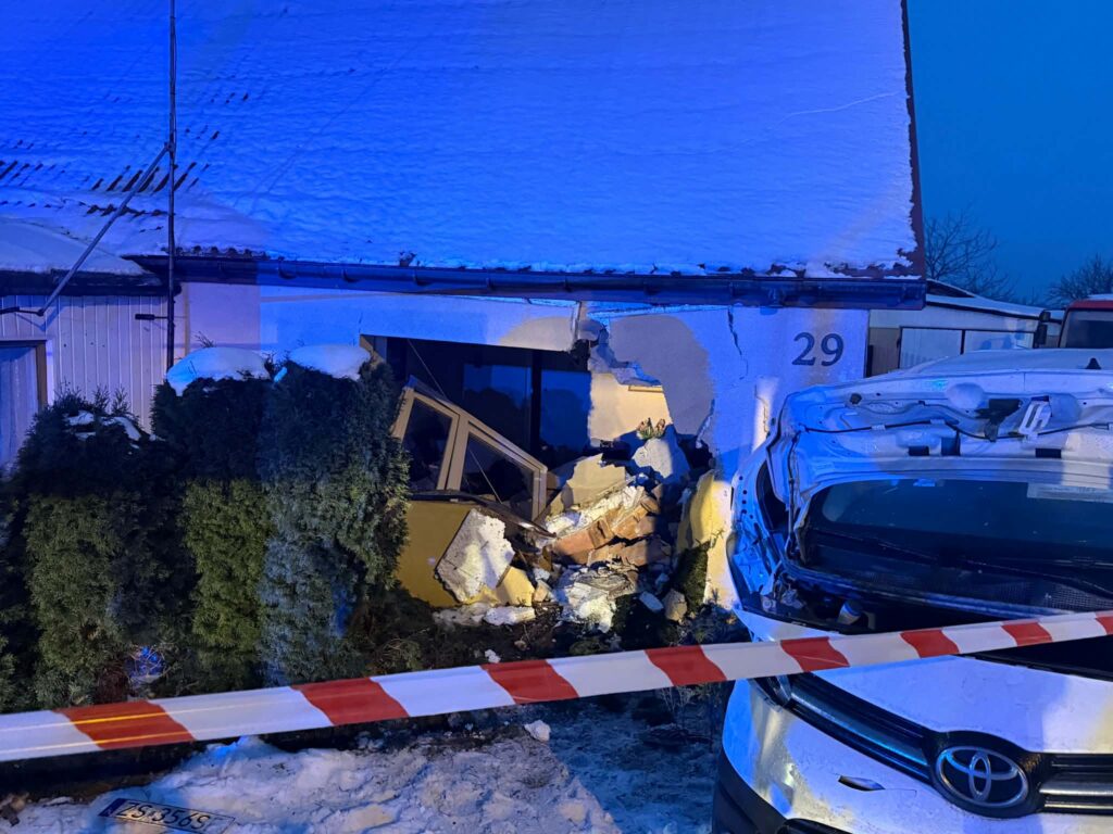 maszewska caddesi nde kaza aracin kontrolunu kaybeden surucu binaya carpti 38171