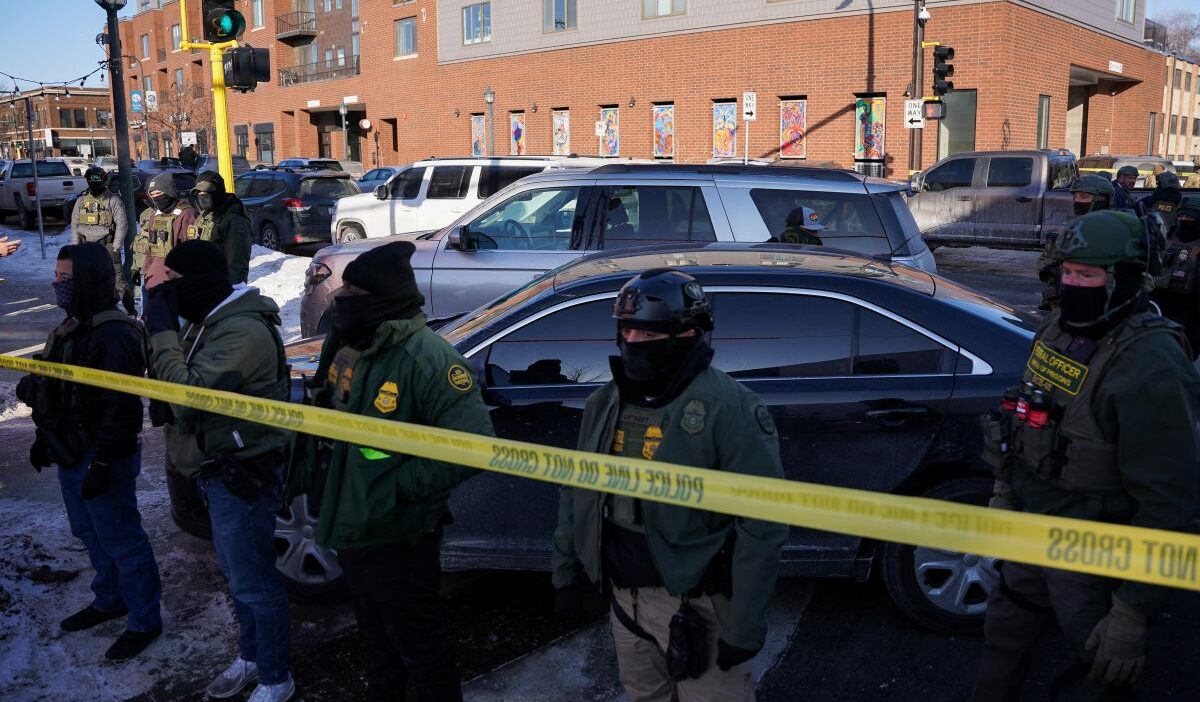 Minneapolis te gocmenlik yetkilileri tarafindan oldurulen adamin cenaze toreni oncesi validen cagri 37642