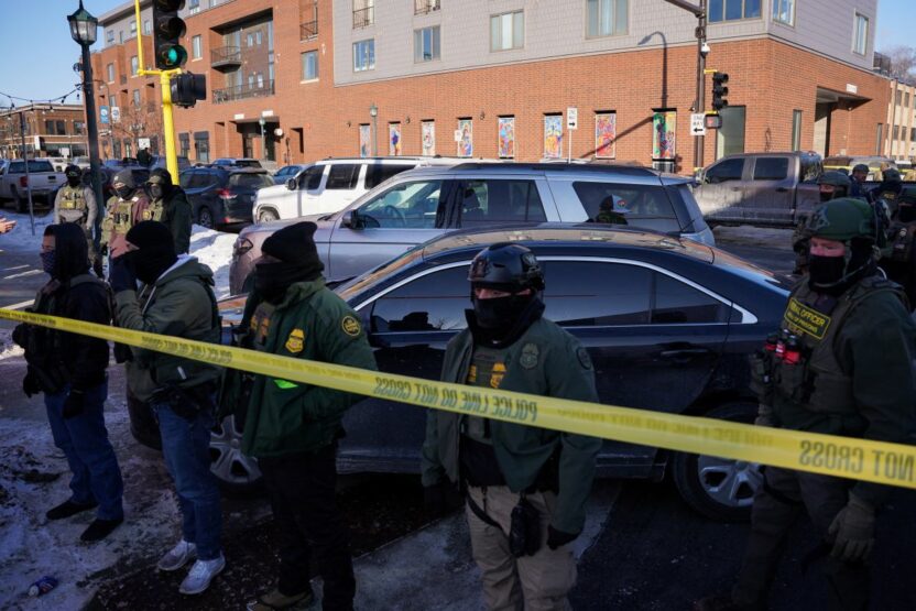 Minneapolis te gocmenlik yetkilileri tarafindan oldurulen adamin cenaze toreni oncesi validen cagri 37642