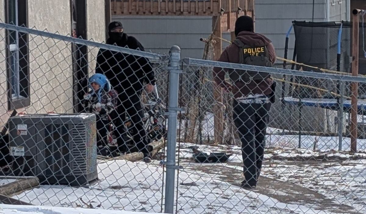 Minnesota'da beş yaşındaki çocuk ice tarafından gözaltına alındı 1 Minnesota da bes yasindaki cocuk ice tarafindan gozaltina alindi 36997