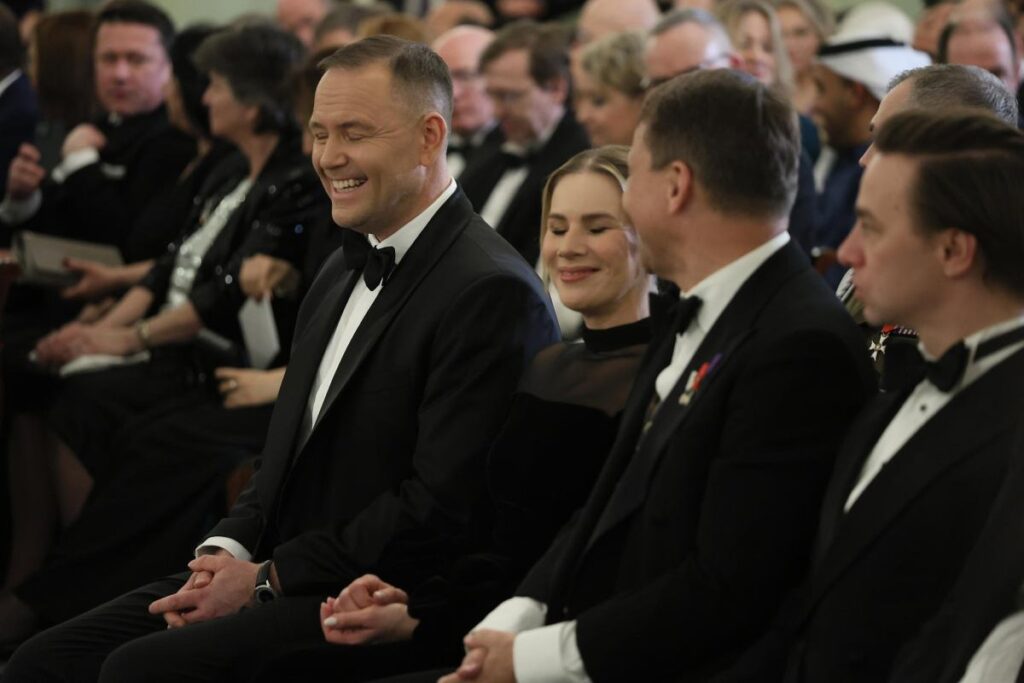 nawrocki ve sikorski nin sasirtici fotograflari politik gerilimlerle kontrast 33445