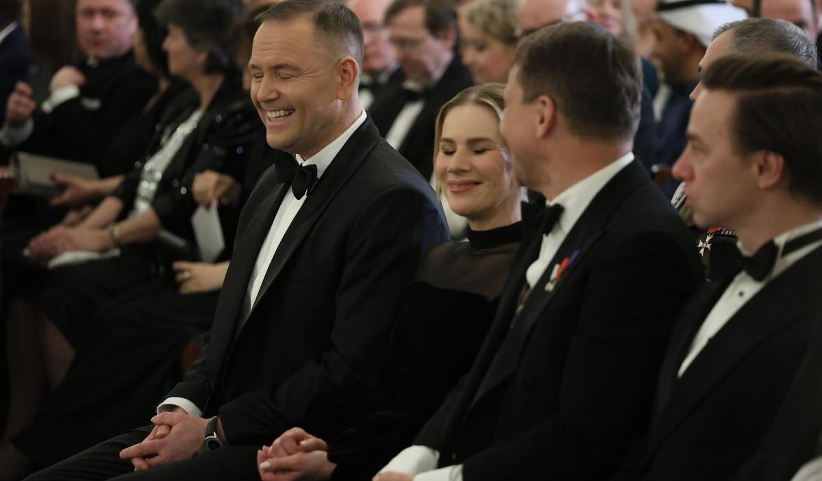 Nawrocki ve sikorski'nin şaşırtıcı fotoğrafları: politik gerilimlerle kontrast 1 Nawrocki ve sikorski nin sasirtici fotograflari politik gerilimlerle kontrast 33445