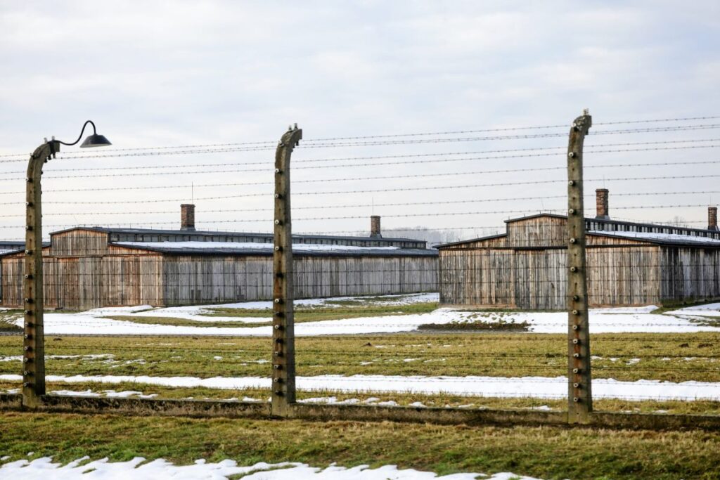 paris belediye baskan yardimcisi auschwitz ziyareti i cin cekilen fotografla elestirildi 38369