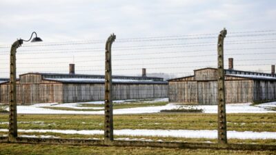 Paris belediye baskan yardimcisi auschwitz ziyareti i cin cekilen fotografla elestirildi 38369