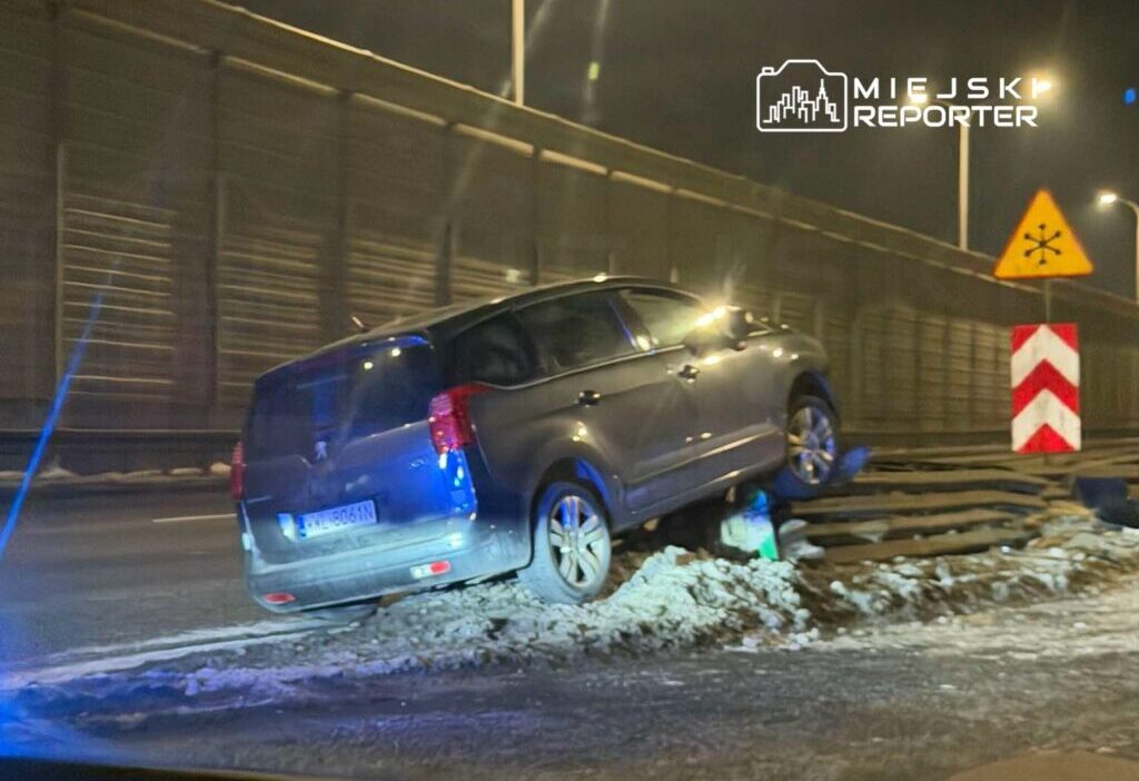 Peugeot kaza sonrasi surucusuz terk edildi kaza bia o ce de meydana geldi 35546