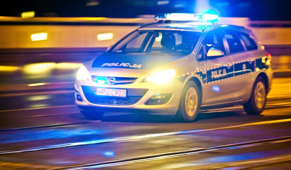 Polis operasyonu sonrasi trafik kazasi gozaltindaki kadinlar tasiyan polis araci kazaya karisti 40841