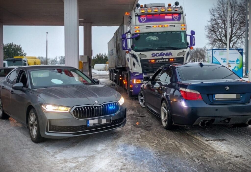 Polis radiowozu gordugu an stasyona sicrayan surucu yakalanma korkusuyla kamyonetin arkasina saklanmaya calisti 39681