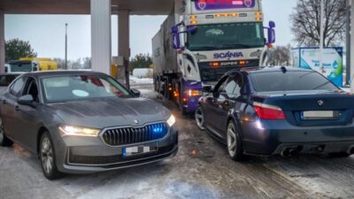 Polis radiowozu gordugu an stasyona sicrayan surucu yakalanma korkusuyla kamyonetin arkasina saklanmaya calisti 39681