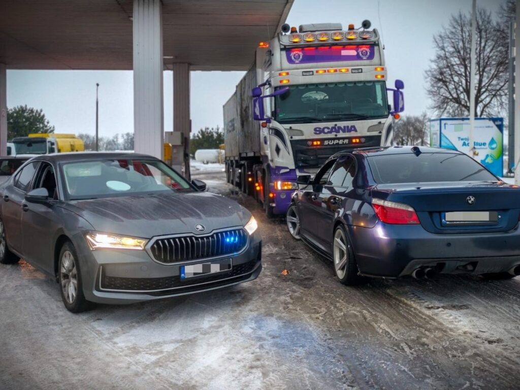 polis radiowozu gordugu an stasyona sicrayan surucu yakalanma korkusuyla kamyonetin arkasina saklanmaya calisti 39681