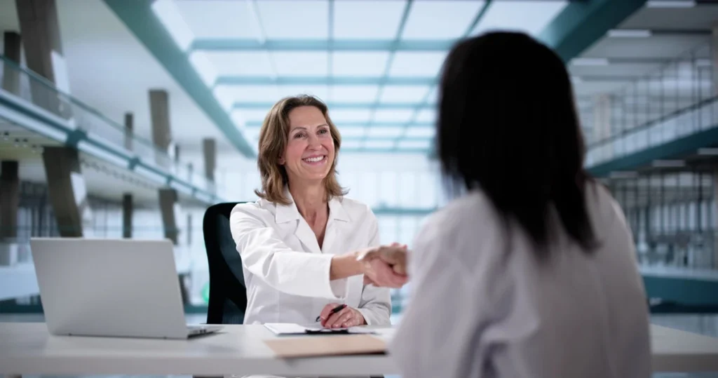 polonya da 2025 ten itibaren ise alimda cinsiyet notralitesi zorunlu 40672