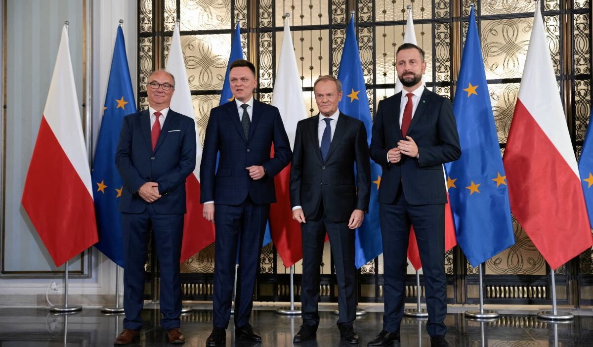 Polonya da anket sonuclari tusk in koalisyonu onde secim barajini gecen partiler belirli 33899