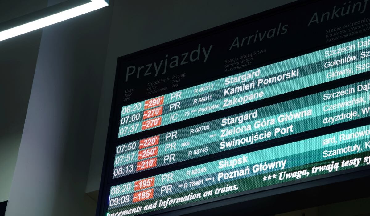 Polonya da donan iz sistemi tren seferlerini etkiledi 38538