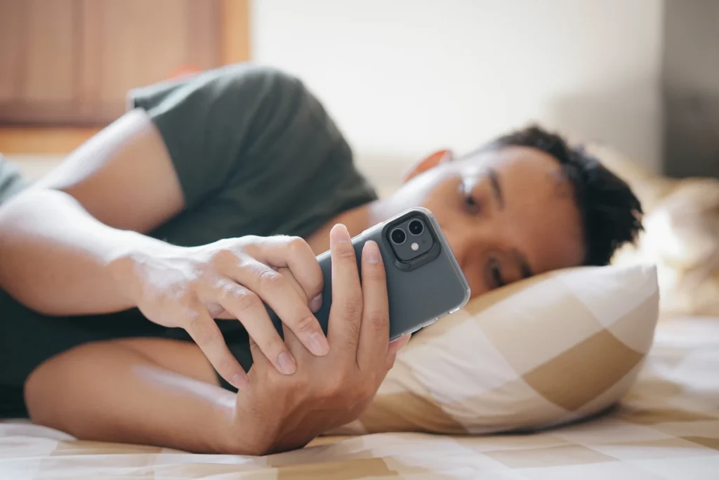 polonya da sosyal medya yas siniri onerisi 34475