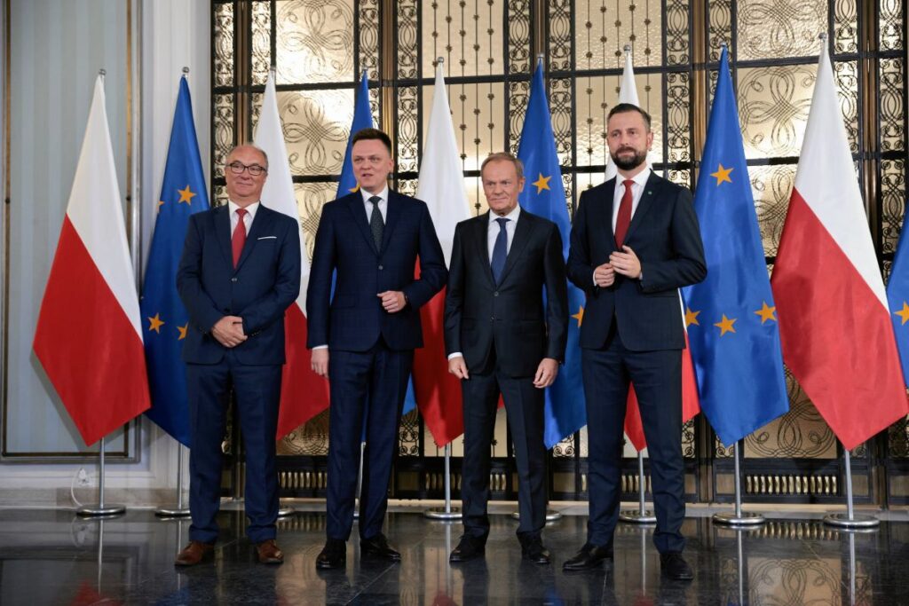 polonya daki son anket secimleri koalisyon one gecti 33731