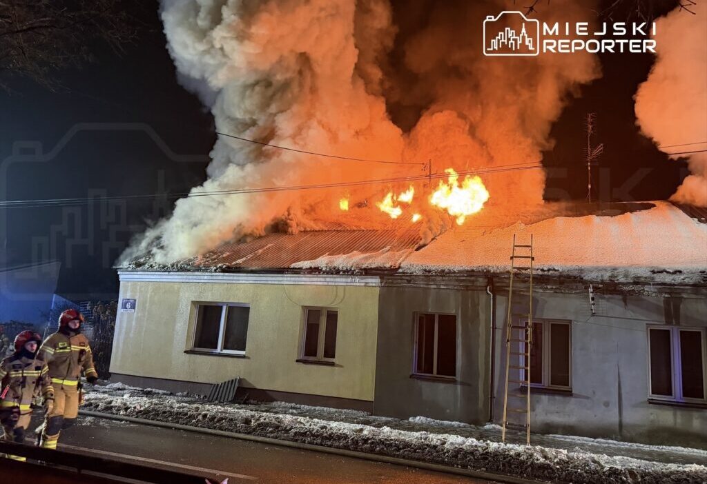 Radzymin'de komünal evler yangını: 3 binanın çatısında alevler 1 Radzymin de komunal evler yangini 3 binanin catisinda alevler 38604