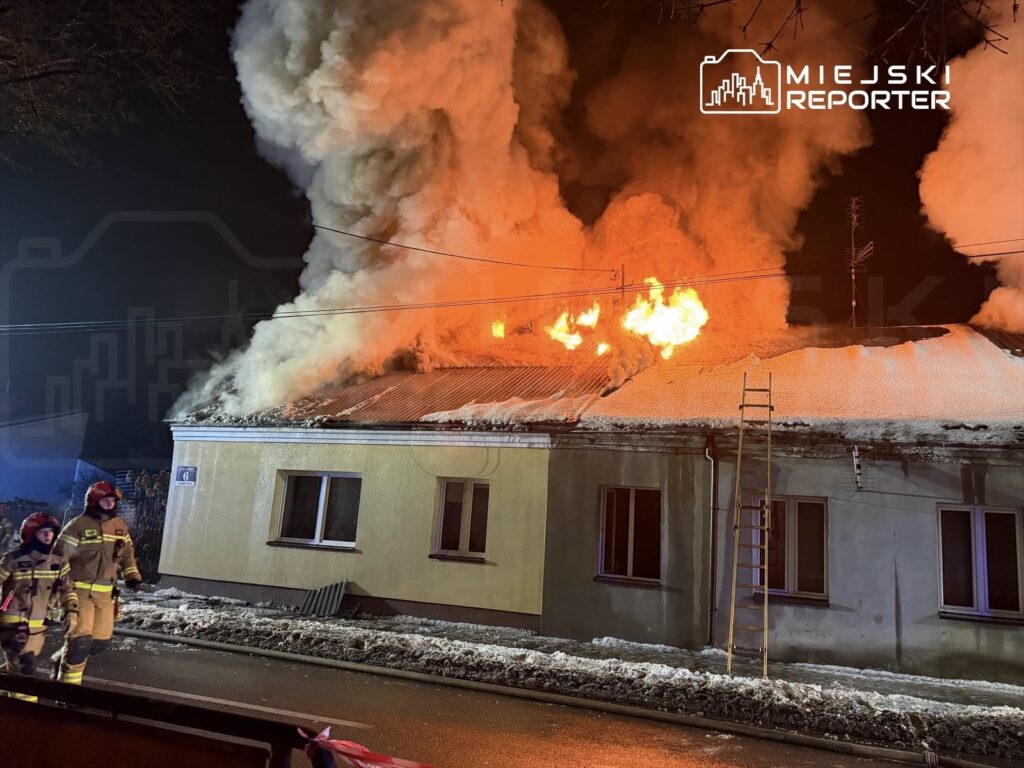 radzymin de komunal evler yangini 3 binanin catisinda alevler 38604