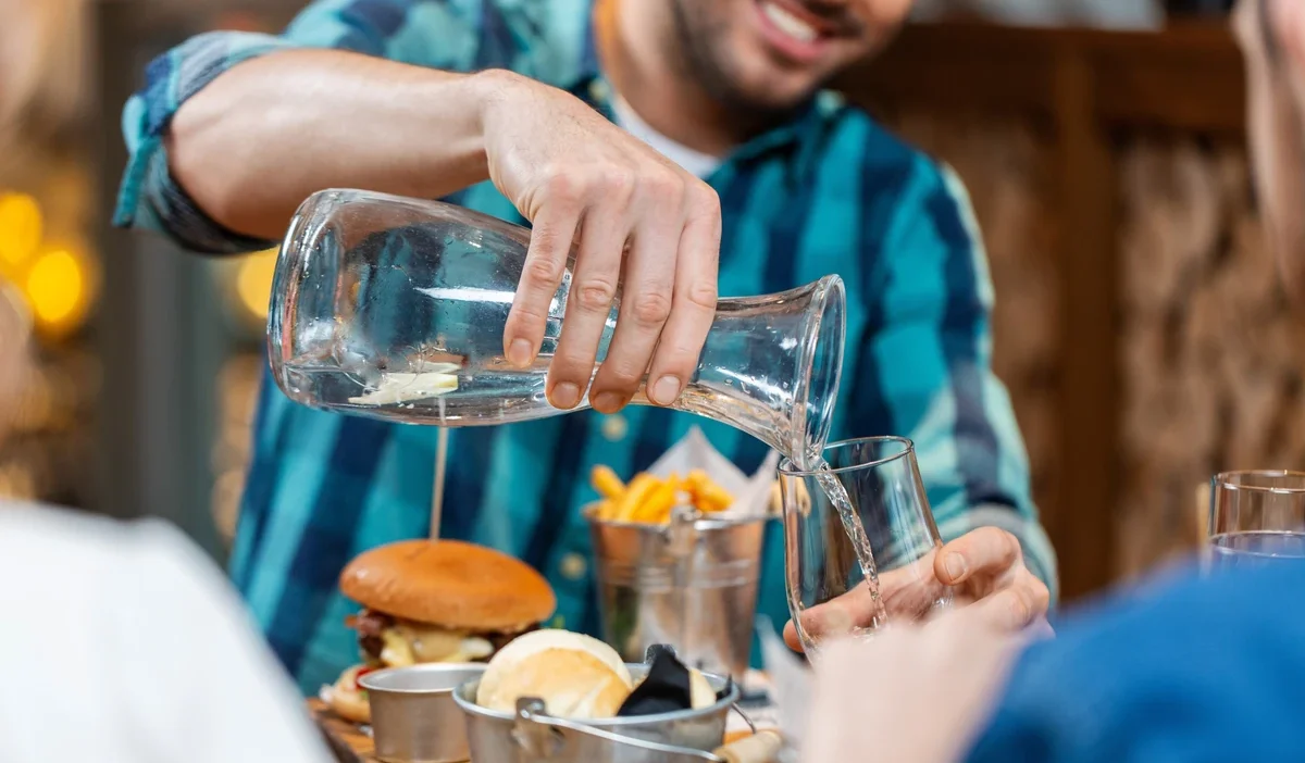 Restoran musterileri icin ucretsiz musluk suyu kurallari belediyeler belirleyecek 34519