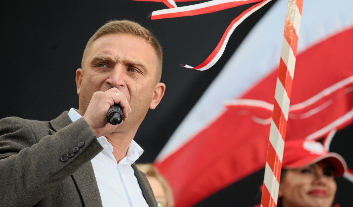 Robert b kiewicz binaya boya spreyiyle polonya sembolleri yerlestirdi 36309