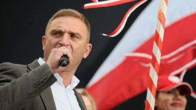 Robert bąkiewicz: binaya boya spreyiyle polonya sembolleri yerleştirdi 4 Robert b kiewicz binaya boya spreyiyle polonya sembolleri yerlestirdi 36309