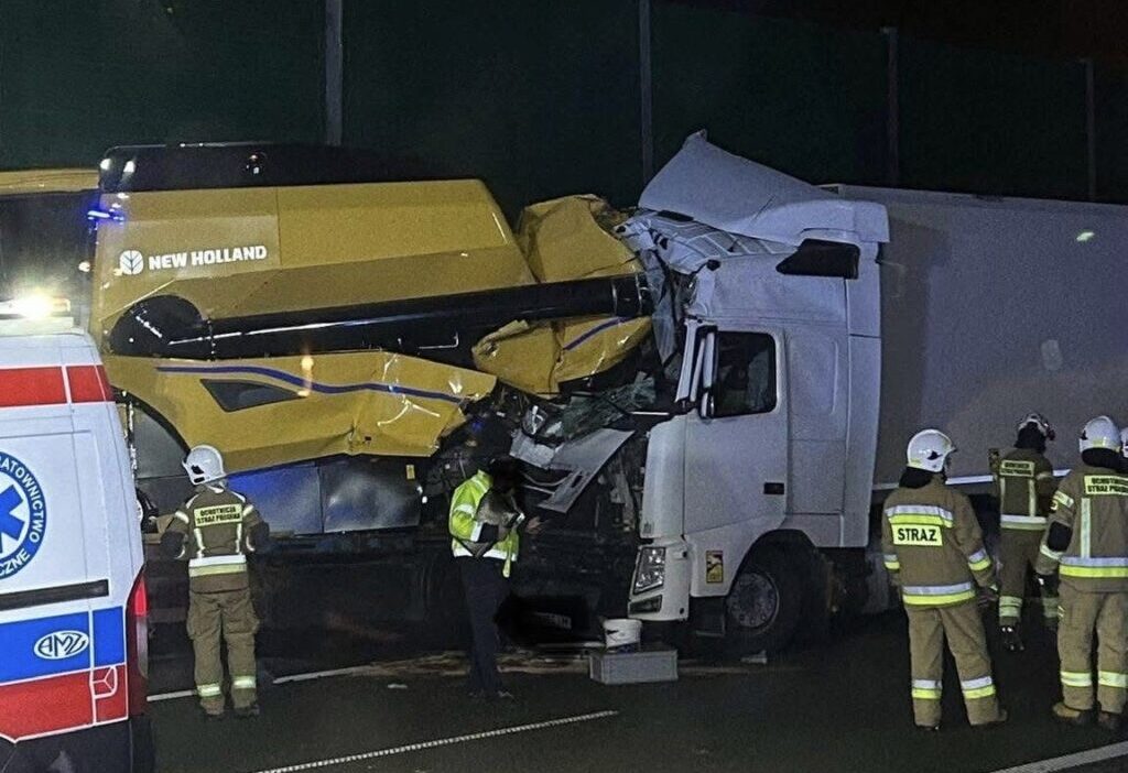 S17 otoyolunda tir capismasi trafik tek seritten akiyor 39926