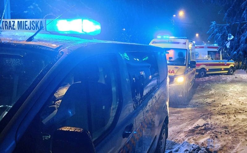 Şehir muhafızları ve i̇ki acil ekip, varşova'da hipotermiye yakalanan adamın hayatını kurtarmak i̇çin bir saat boyunca mücadele etti 1 Sehir muhafizlari ve i ki acil ekip varsova da hipotermiye yakalanan adamin hayatini kurtarmak i cin bir saat boyunca mucadele etti 33580