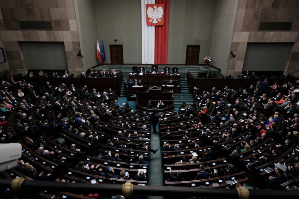 sejm milletvekillerinin ucus masraflari 8 milyon zlotyu asti 39929