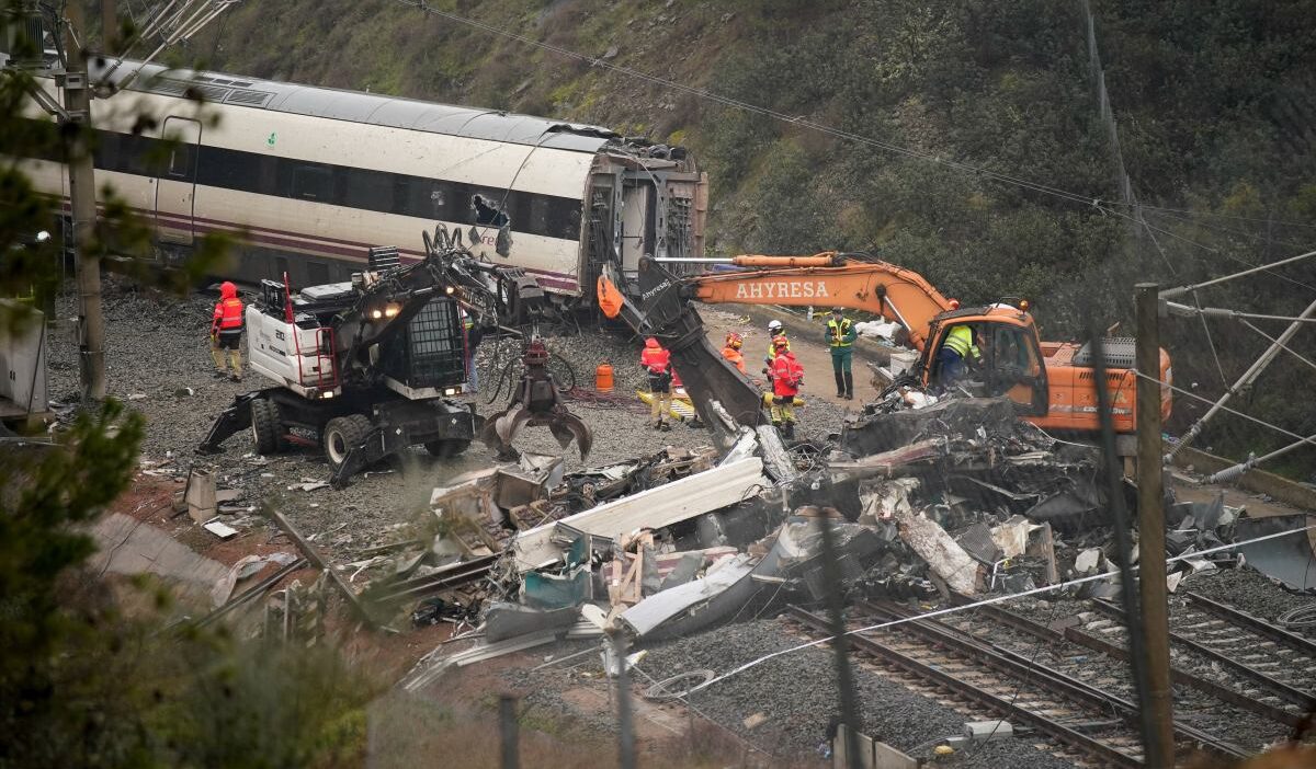 Tren kazasinda ailesinden tek canli kalan 6 yasindaki kiz 35956