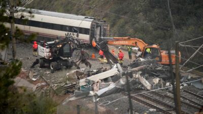 Tren kazasinda ailesinden tek canli kalan 6 yasindaki kiz 35956