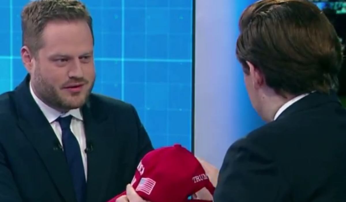 Tvp'de komik an: siyasetçiye maga şapçası takdimi 1 Tvp de komik an siyasetciye maga sapcasi takdimi 38348