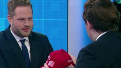 Tvp de komik an siyasetciye maga sapcasi takdimi 38348