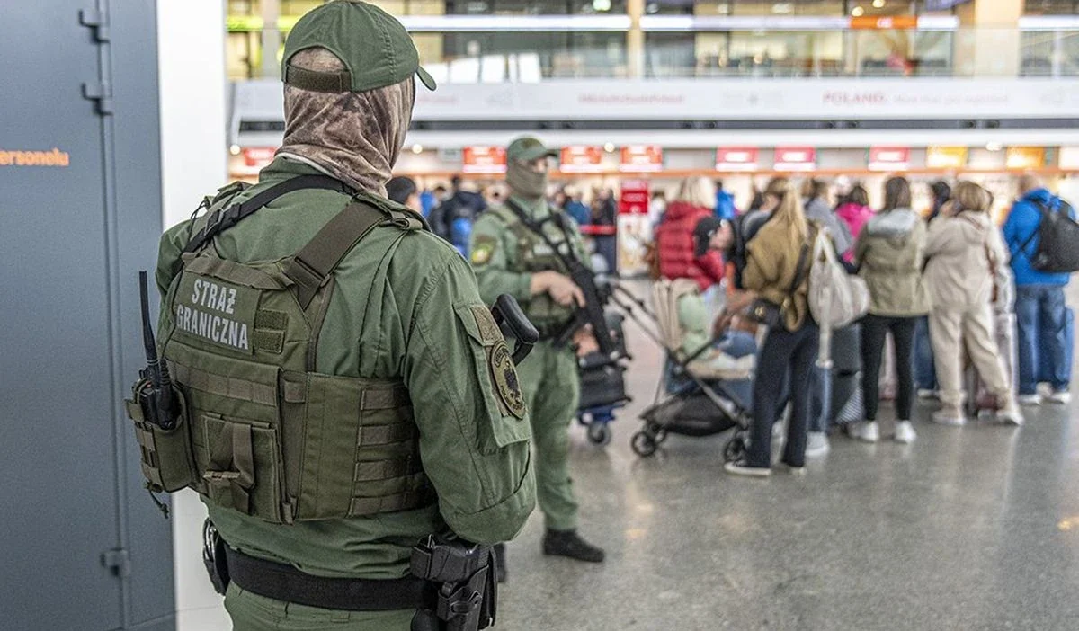 Varşova chopin havalimanında gözaltına alınan ukraynalının bagajında jamming cihazı tespit edildi 1 Varsova chopin havalimaninda gozaltina alinan ukraynalinin bagajinda jamming cihazi tespit edildi 34618