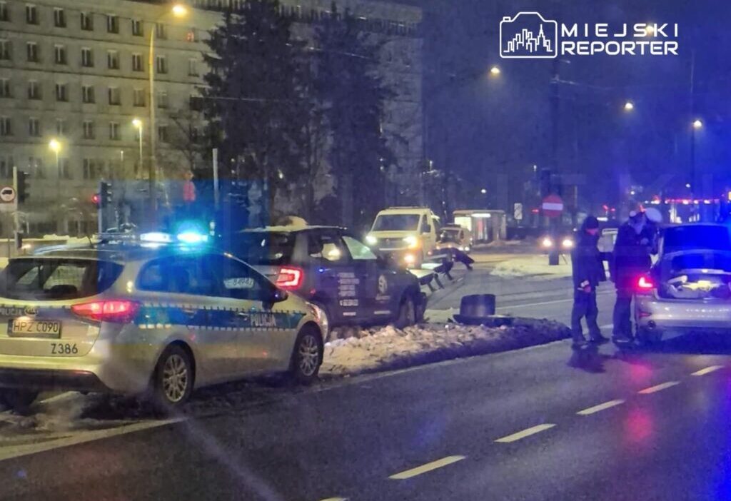 Varşova'da alkollü sürücü trafik işıklarına çarparak aracını hasarlandırdı, 45 yaşındaki şahıs gözaltına alındı 1 Varsova da alkollu surucu trafik isiklarina carparak aracini hasarlandirdi 45 yasindaki sahis gozaltina alindi 34240