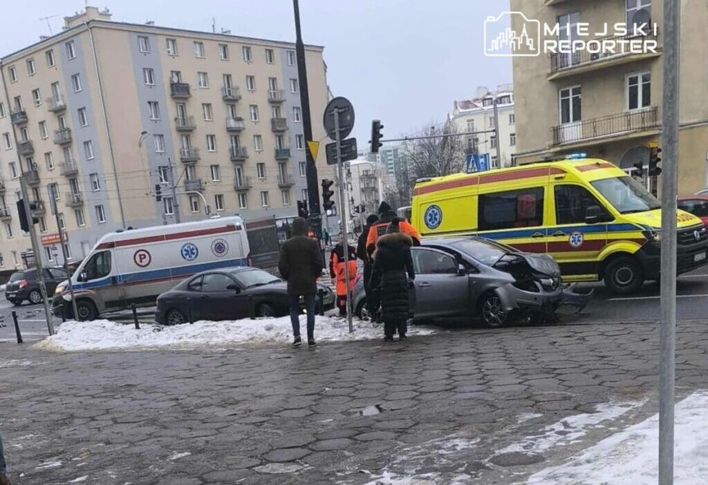 Varsova da ambulans otomobil carpismasi kirmizi isikta gecis suphesi 37668