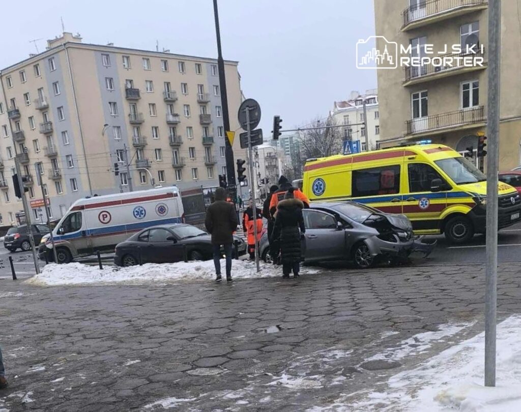 varsova da ambulans otomobil carpismasi kirmizi isikta gecis suphesi 37668
