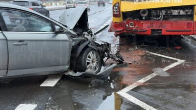 Varsova da ford otomobil ile otobus carpismasi surucu kacti yarali hastaneye kaldirildi 33675