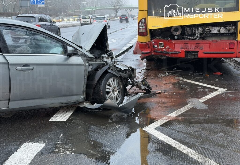 Varşova'da ford otomobil ile otobüs çarpıştı: sürücü kaçtı, yaralı var 1 Varsova da ford otomobil ile otobus carpisti surucu kacti yarali var 33709