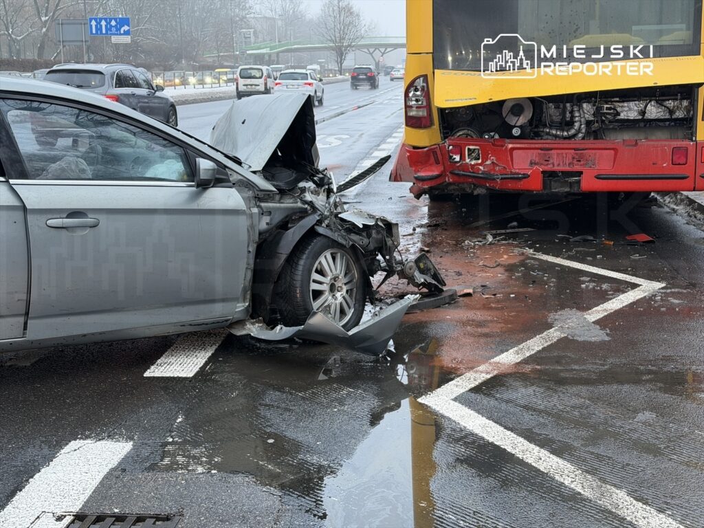 varsova da ford otomobil ile otobus carpisti surucu kacti yarali var 33709