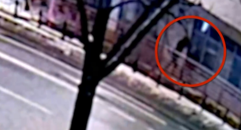 Varsova da polis binasina alkollu saldiri 27 yasindaki supheli gozaltina alindi 39686