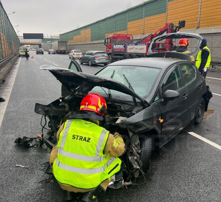 Varsova da s8 otoyolunda uc aracin carpismasi trafik akisini etkiledi 38323